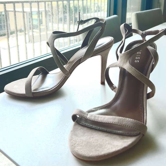 Reiss stilettos in a light grey nude. Never been worn. Size 40 - Picture 3 of 6